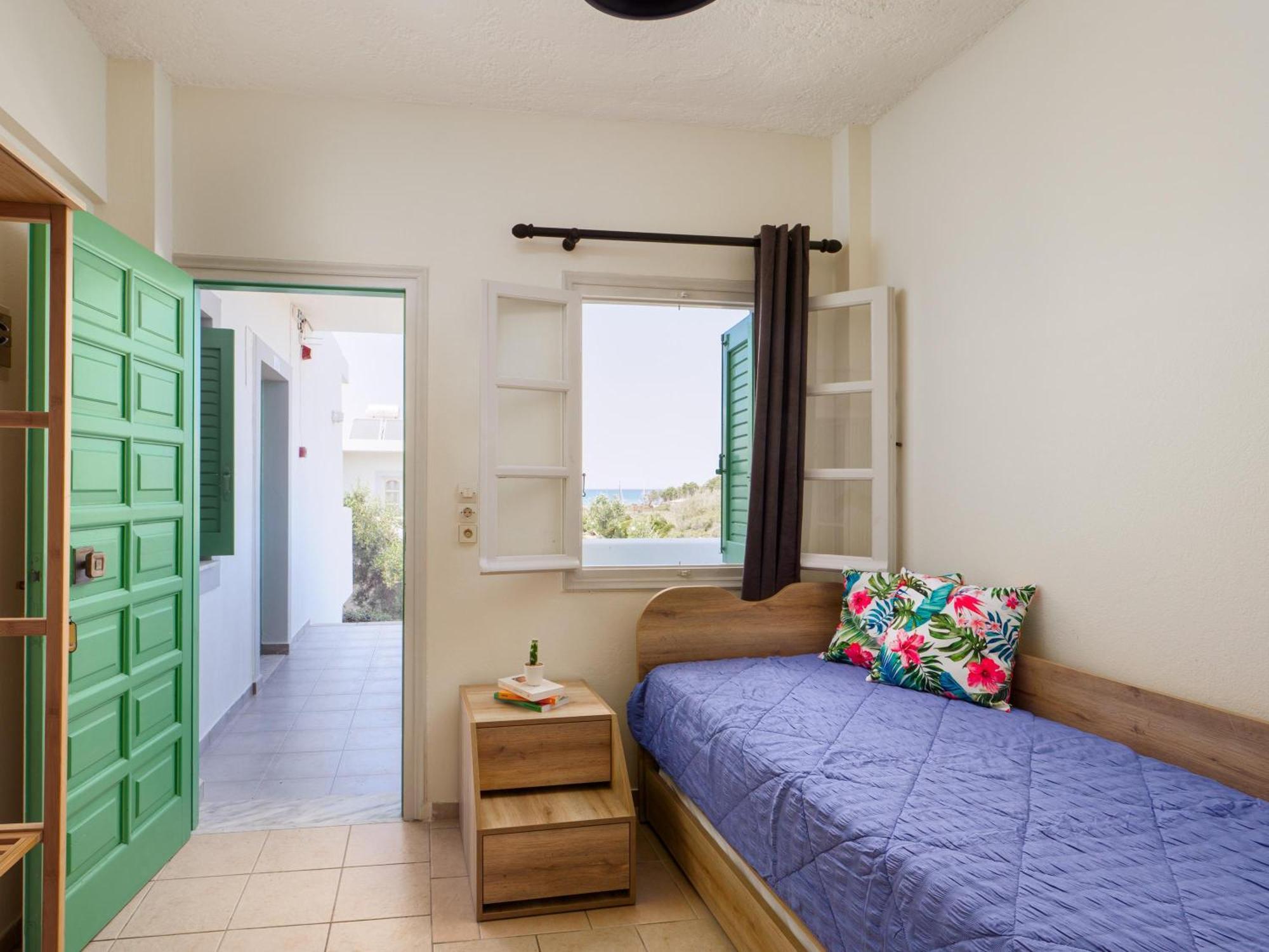 Divina Seaside Apartments By Estia กูเวส ภายนอก รูปภาพ