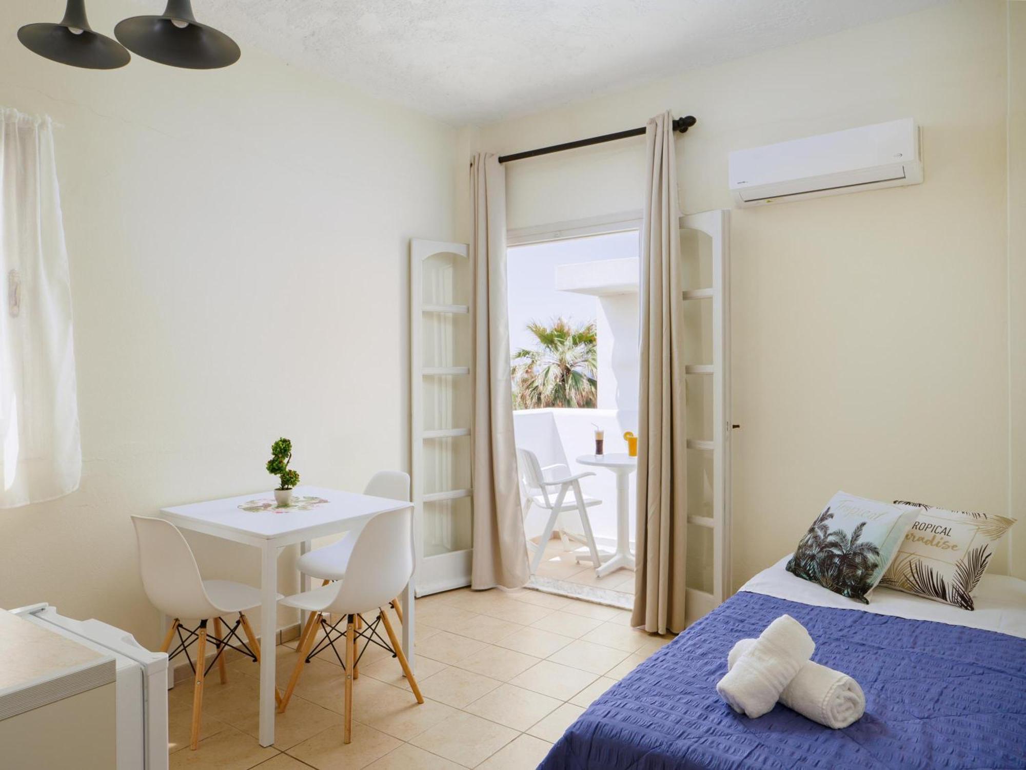 Divina Seaside Apartments By Estia กูเวส ภายนอก รูปภาพ